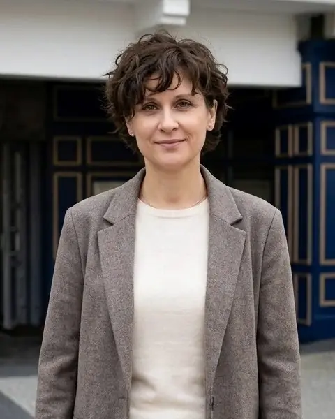 Elżbieta Żornaciuk-Lica w szarej marynarce (zdjęcie wygenerowane przez AI)